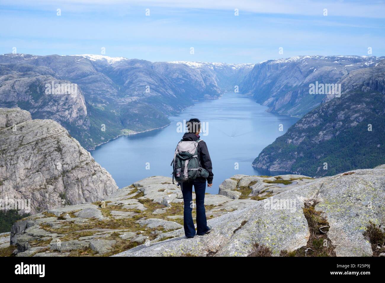 Norvegia, Rogaland, Lysefjord, escursionista sul sentiero per Prekestolen (il pulpito Rock) 600m al di sopra del fiordo (sig. Dawa OK) Foto Stock