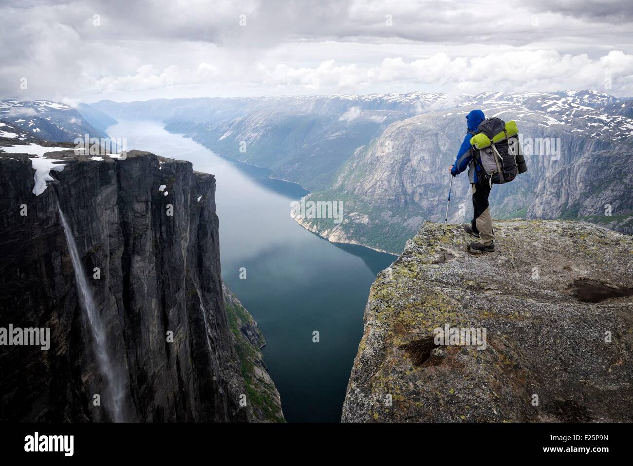 Norvegia, Rogaland, Lysefjord, Kjerag (Kiragg), escursionista guardare il fiordo 1000m sotto (MR Julien OK) Foto Stock