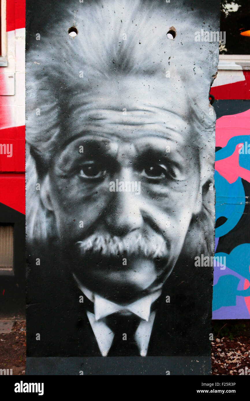 Albert Einstein-Graffity auf Mauerstuecken, Berlino-Kreuzberg. Foto Stock