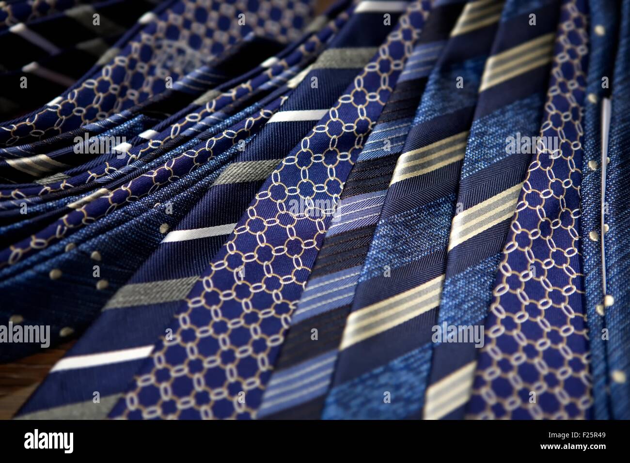 Molti blu classico le cravatte da uomo Foto Stock