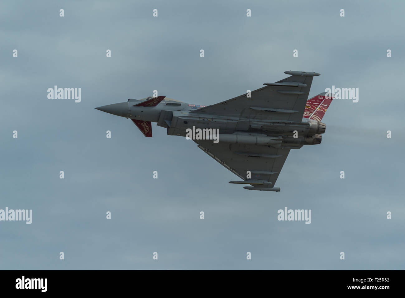 RAF Eurofighter Typhoon FGR4 jet volare a Clacton air show UK Foto Stock