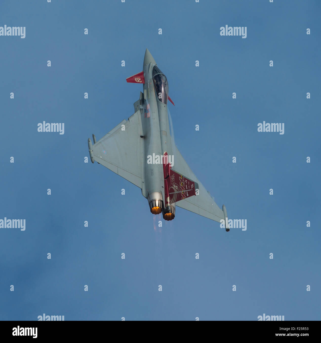 RAF Eurofighter Typhoon FGR4 jet volare a Clacton air show UK Foto Stock