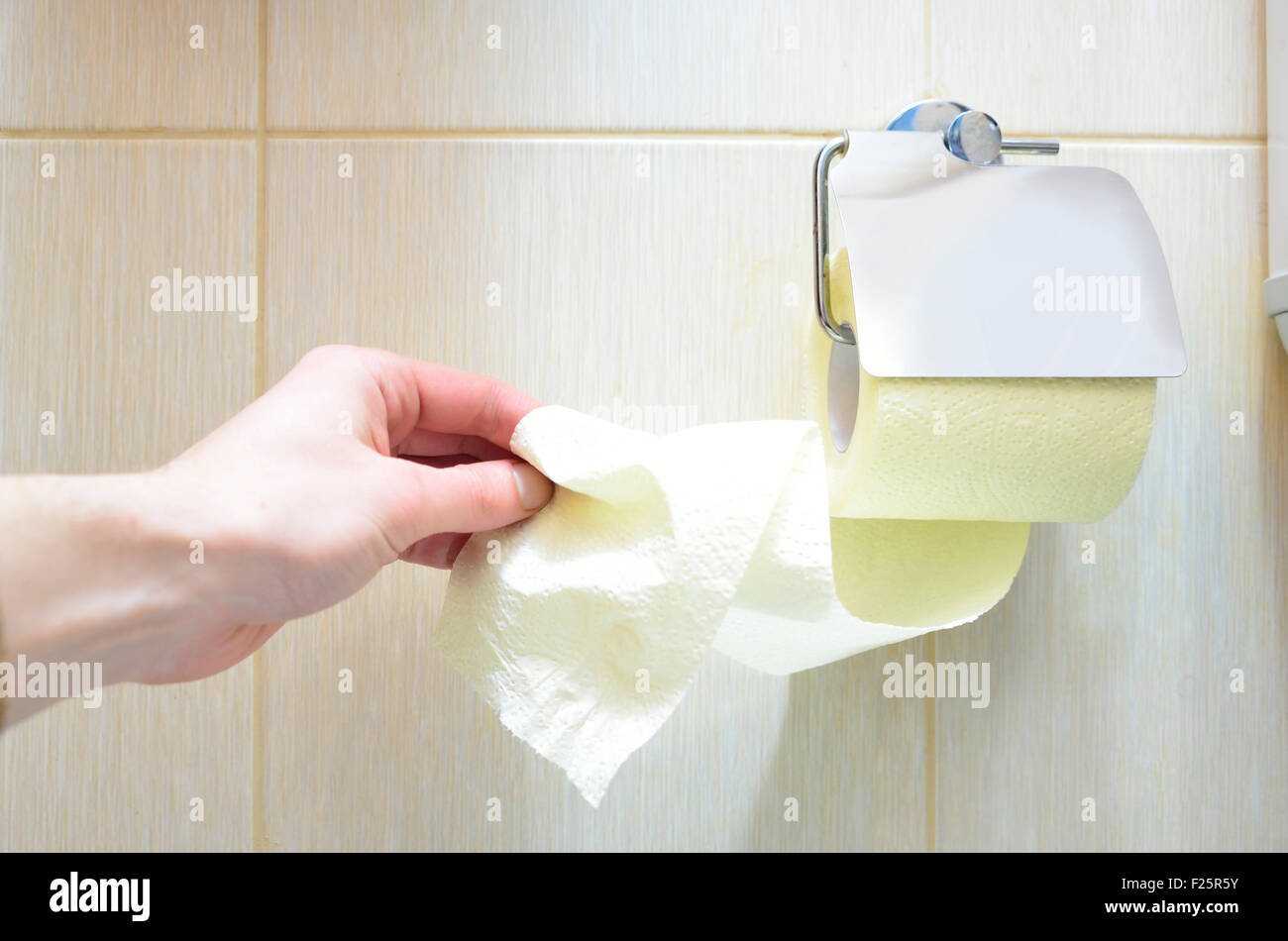 Servizi igienici carta gialla e porta-carta igienica Foto Stock