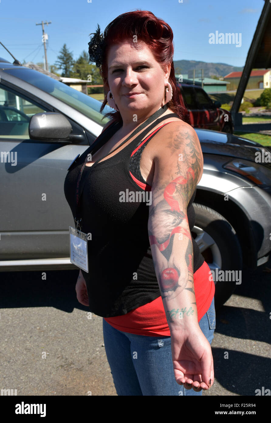 Forche, STATI UNITI D'AMERICA. Decimo Sep, 2015. Tiffany Kidrowski mostra il suo tatuaggio basati sul "Twilight" serie movie in forcelle, STATI UNITI D'AMERICA, 10 settembre 2015. Dieci anni fa la città di forche in noi Sate di Washington è salito a fama in tutto il mondo dopo il rilascio del crepuscolo libri e serie di film. Foto: Chris Melzer/dpa/Alamy Live News Foto Stock