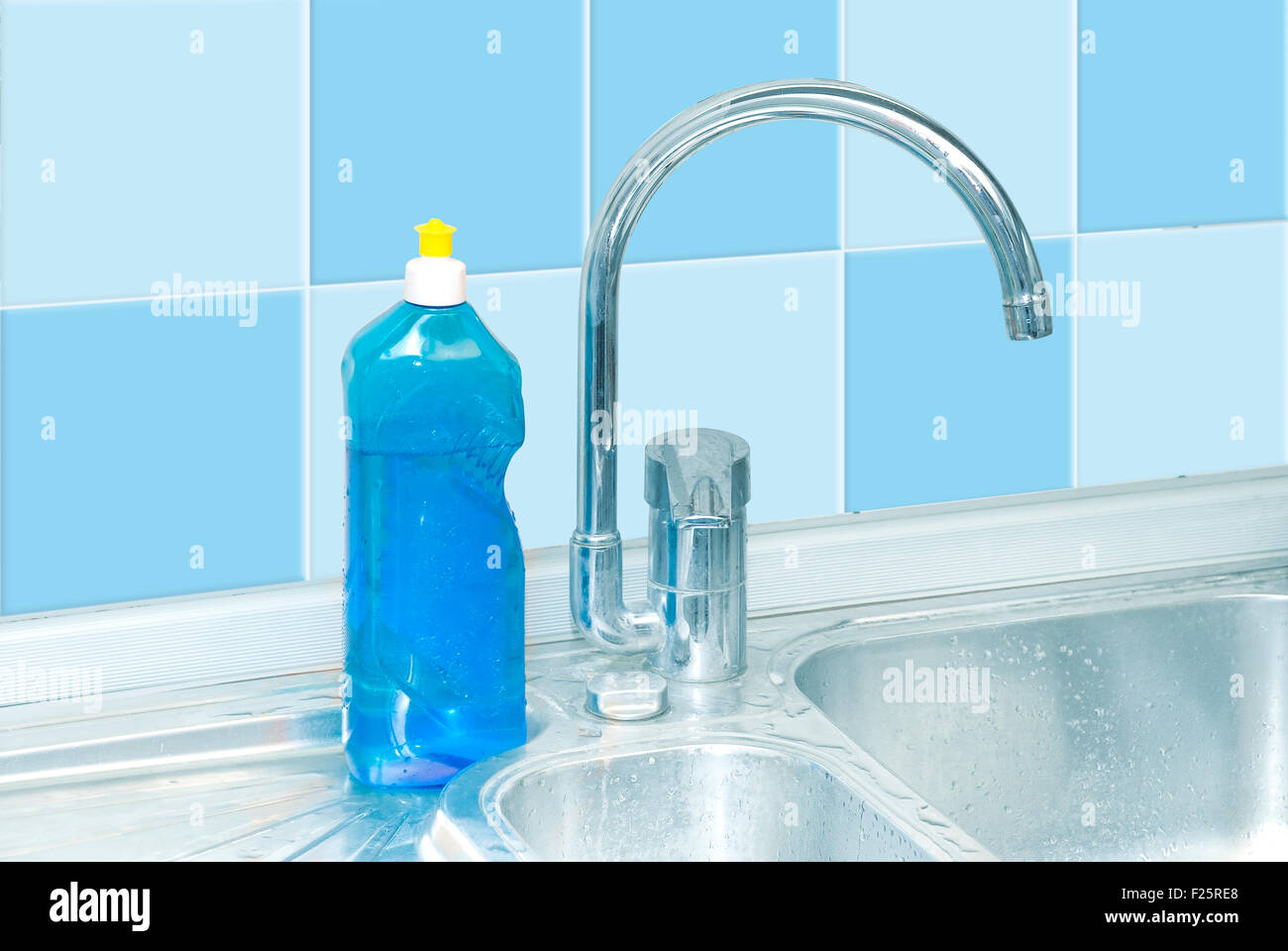Blue lavastoviglie su cucina con il detergente, toccare, piastrella di gocce di acqua Foto Stock