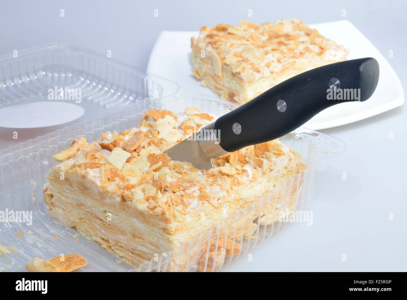 Tagliare la torta in scatola trasparente (blister) dal supermercato Foto Stock