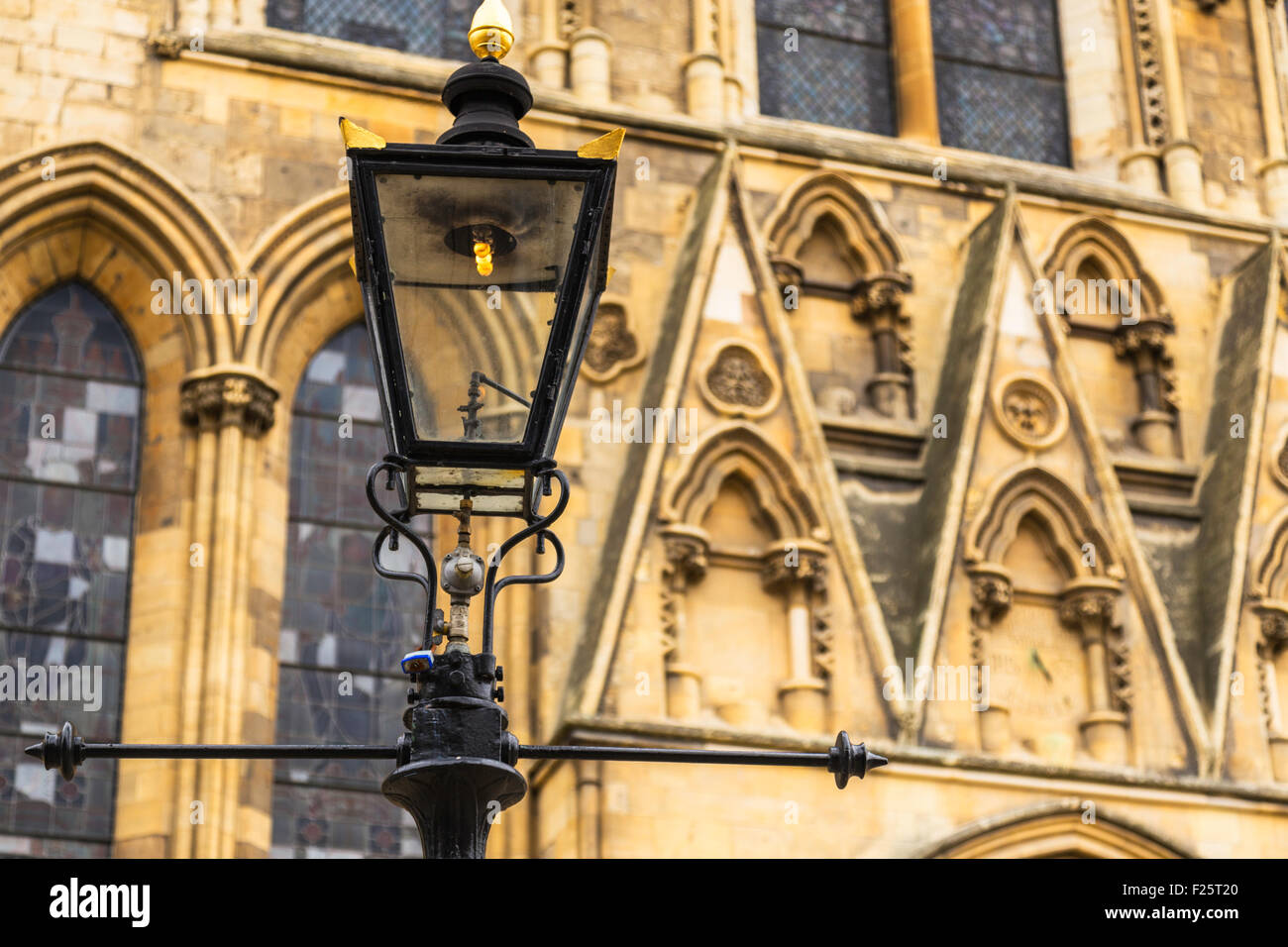 Il vecchio stile Lampada a gas ancora in uso al di fuori di York Minster Foto Stock