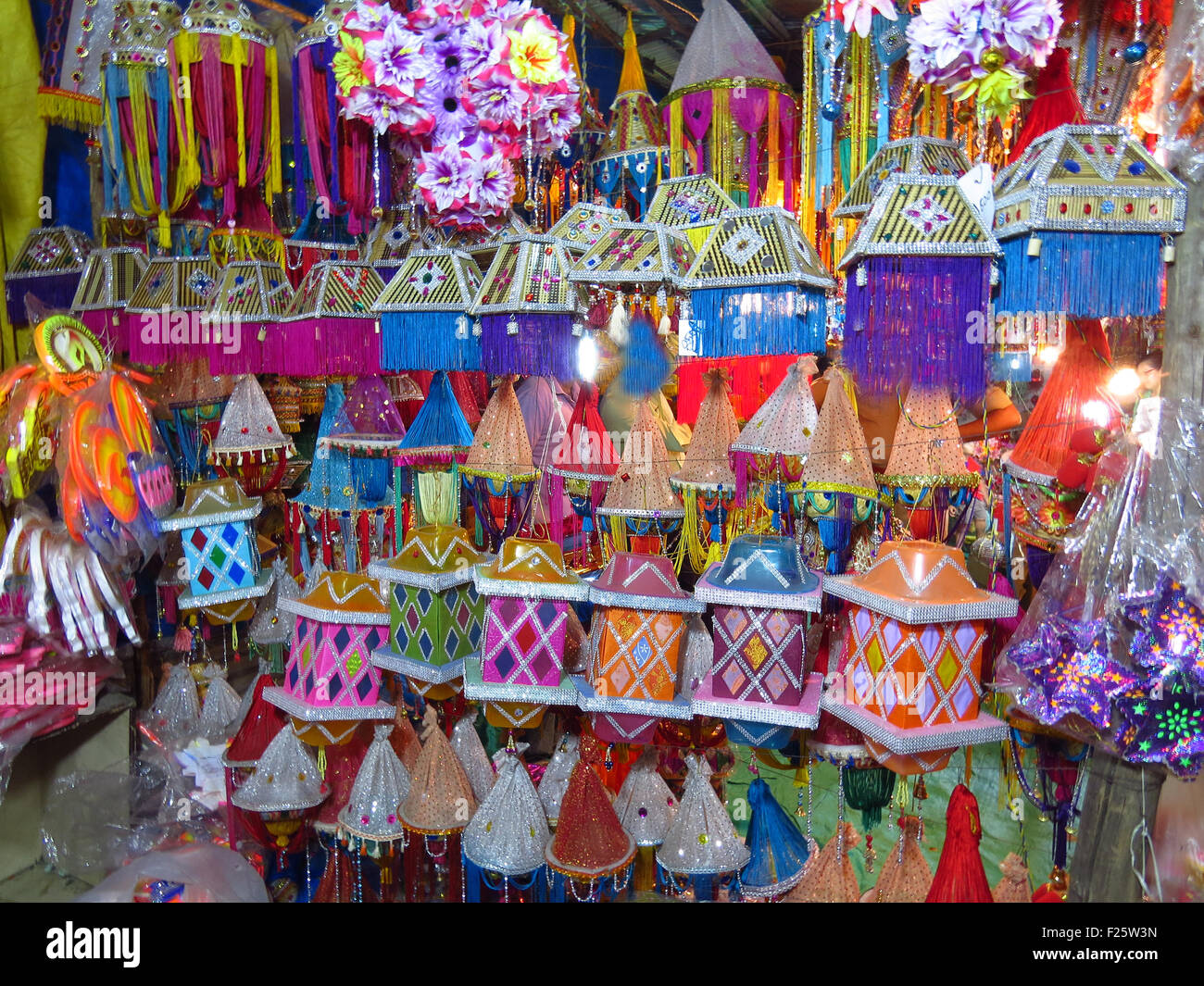 Un negozio pieno di belle lanterne colorate progettato in un modo tradizionale per il Diwali Festival in India Foto Stock
