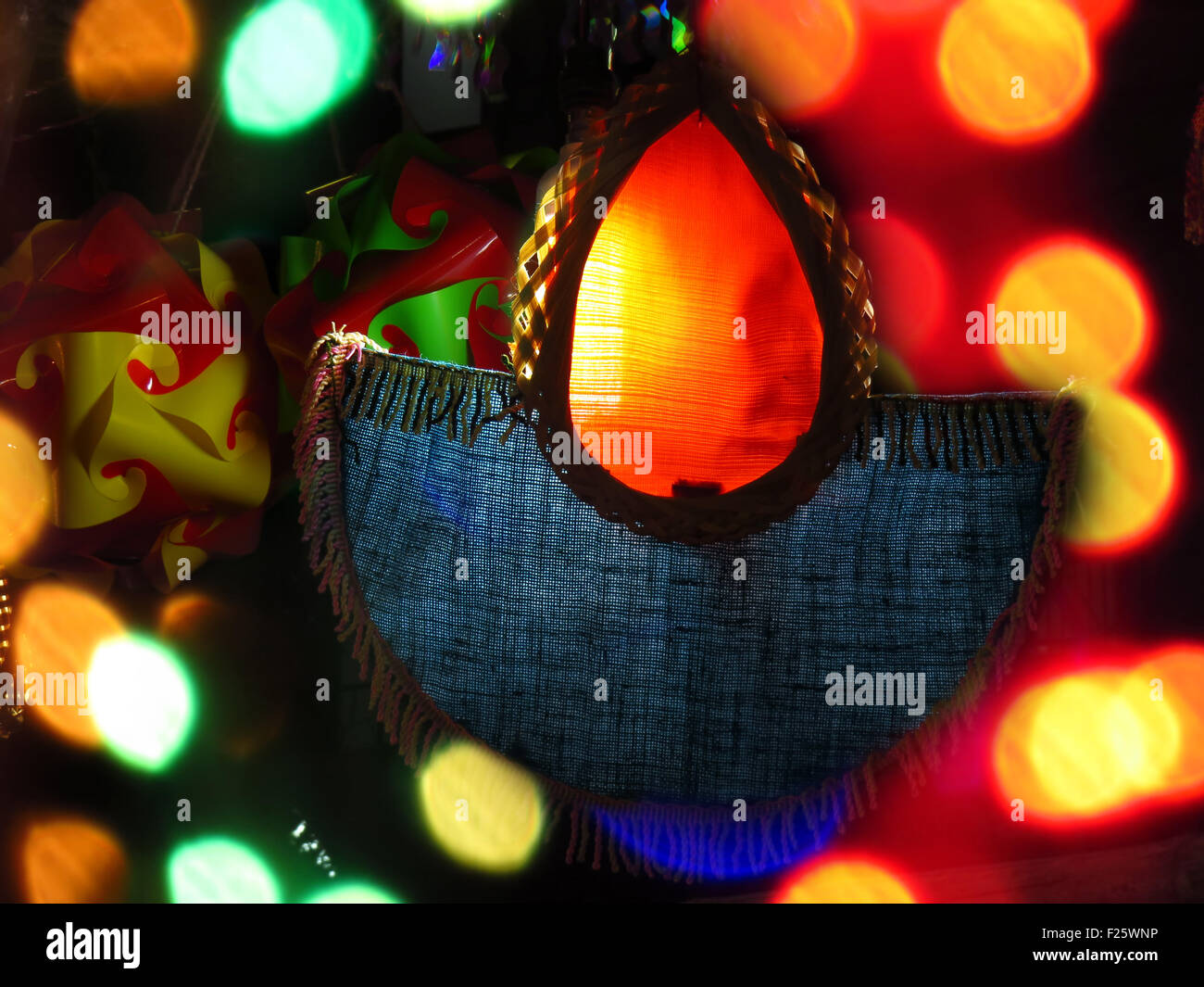 Un unico lanterna tradizionalmente concepito nella forma di una lampada, nella decorazione culturale del Diwali Festival in India. Foto Stock