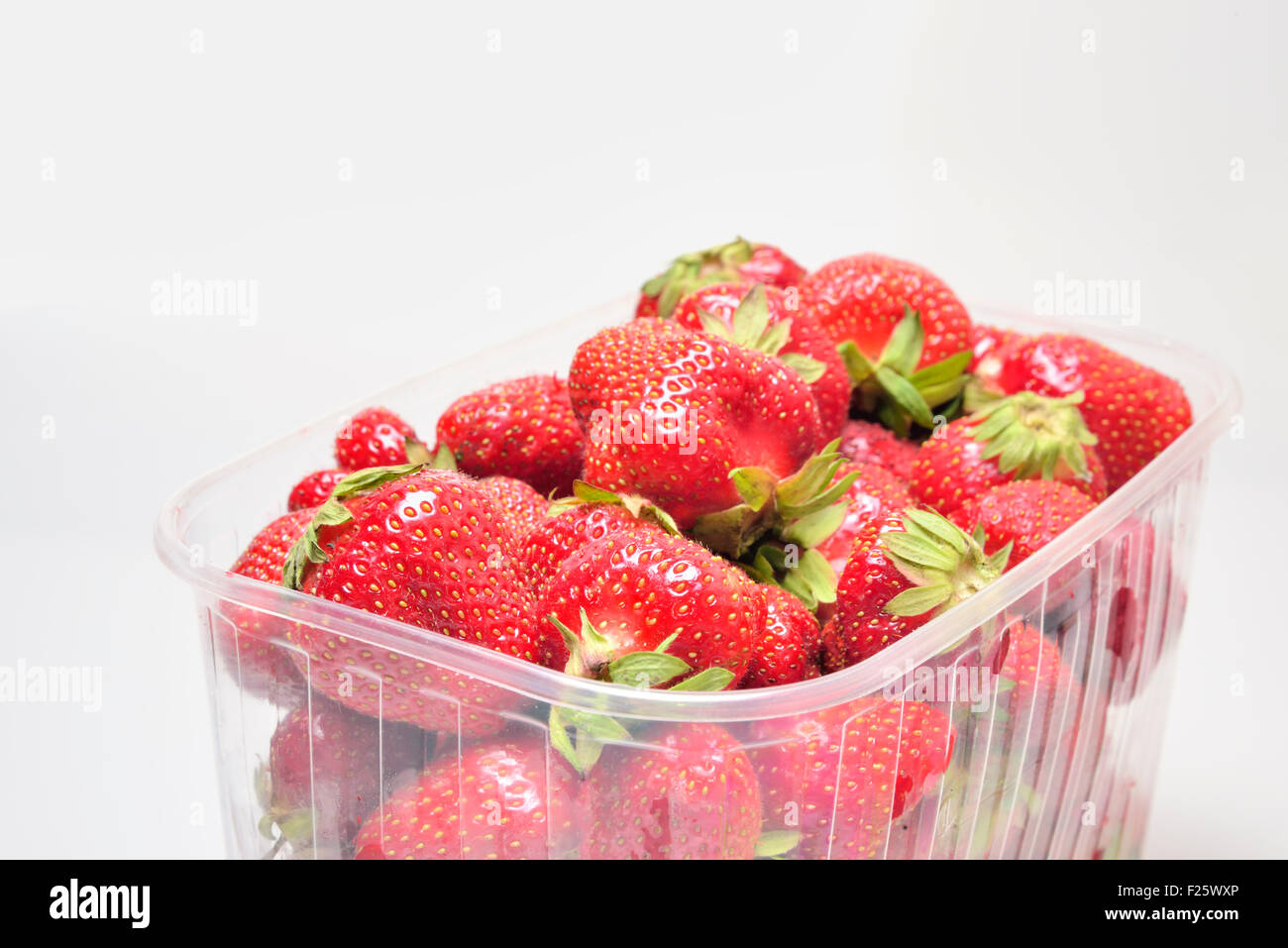 Rosso fragole fresche in scatola trasparente Foto Stock