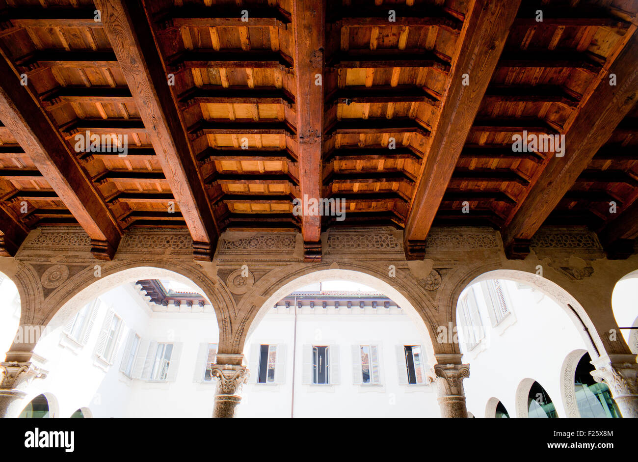 A cassettoni soffitto in legno a Milano - Italia Foto stock - Alamy