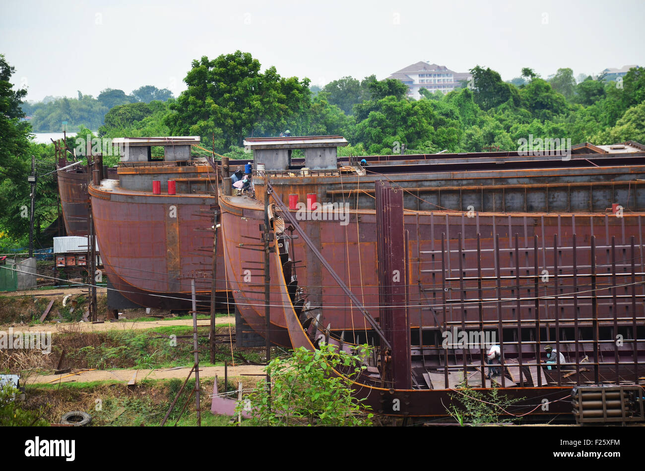 Lavoratore costruire una barca al dock il 2 agosto 2015 in Ayutthaya, Thailandia Foto Stock