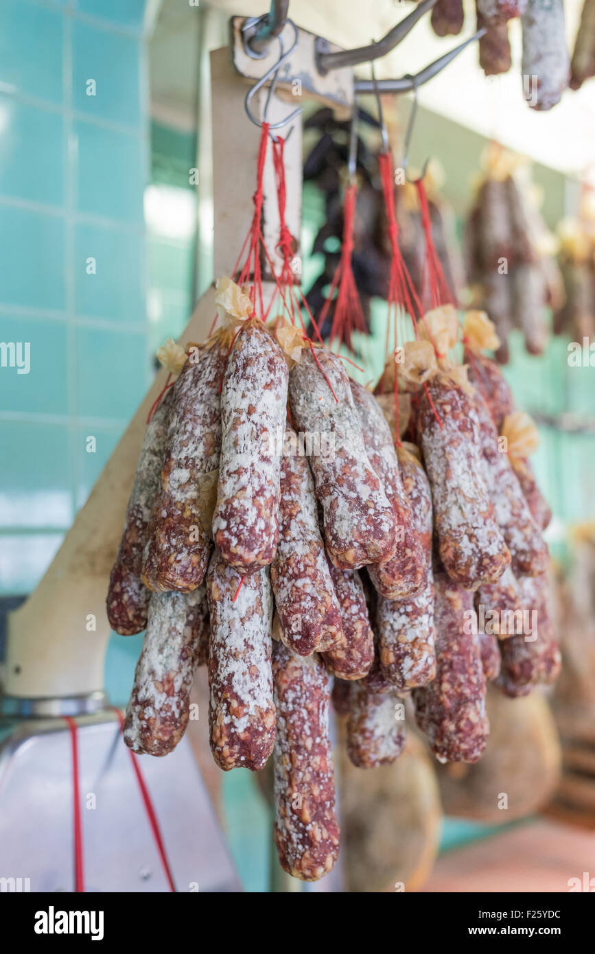 Molti francesi salsiccia appesa a un negozio di macellaio. Foto Stock