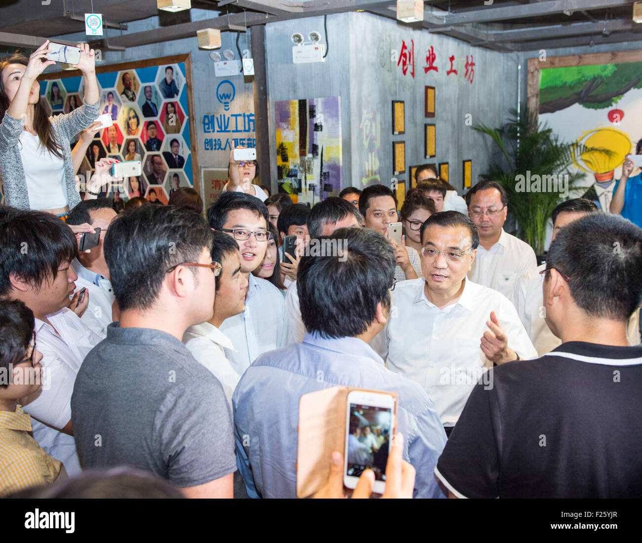 Pechino, la Cina la provincia di Liaoning. 9 Sep, 2015. Il premier cinese LI Keqiang visiti una piattaforma che fornisce servizi a creatori, o quelli che trasformano le idee innovative per i prodotti, in high-tech Zone di Dalian, a nord-est della Cina di Provincia di Liaoning, Sett. 9, 2015. Li aveva un giro di ispezione in Dalian su aggiornamento industriali nonché messa imprenditorialità e innovazione durante il suo soggiorno per l'estate forum di Davos qui. © Wang Ye/Xinhua/Alamy Live News Foto Stock