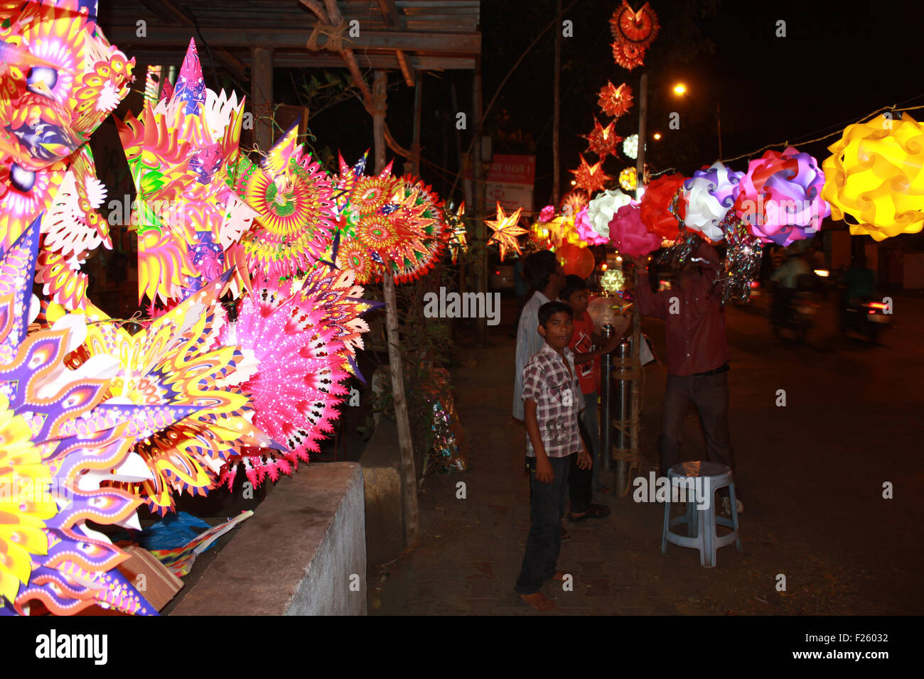 Sul lato della strada negozio di vendita di lanterne tradizionali in occasione della festa di Diwali in India Foto Stock