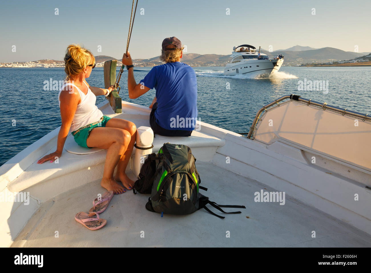 I turisti su una barca che forniscono la connessione tra Naousa e spiagge circostanti, isola di Paros, Grecia Foto Stock