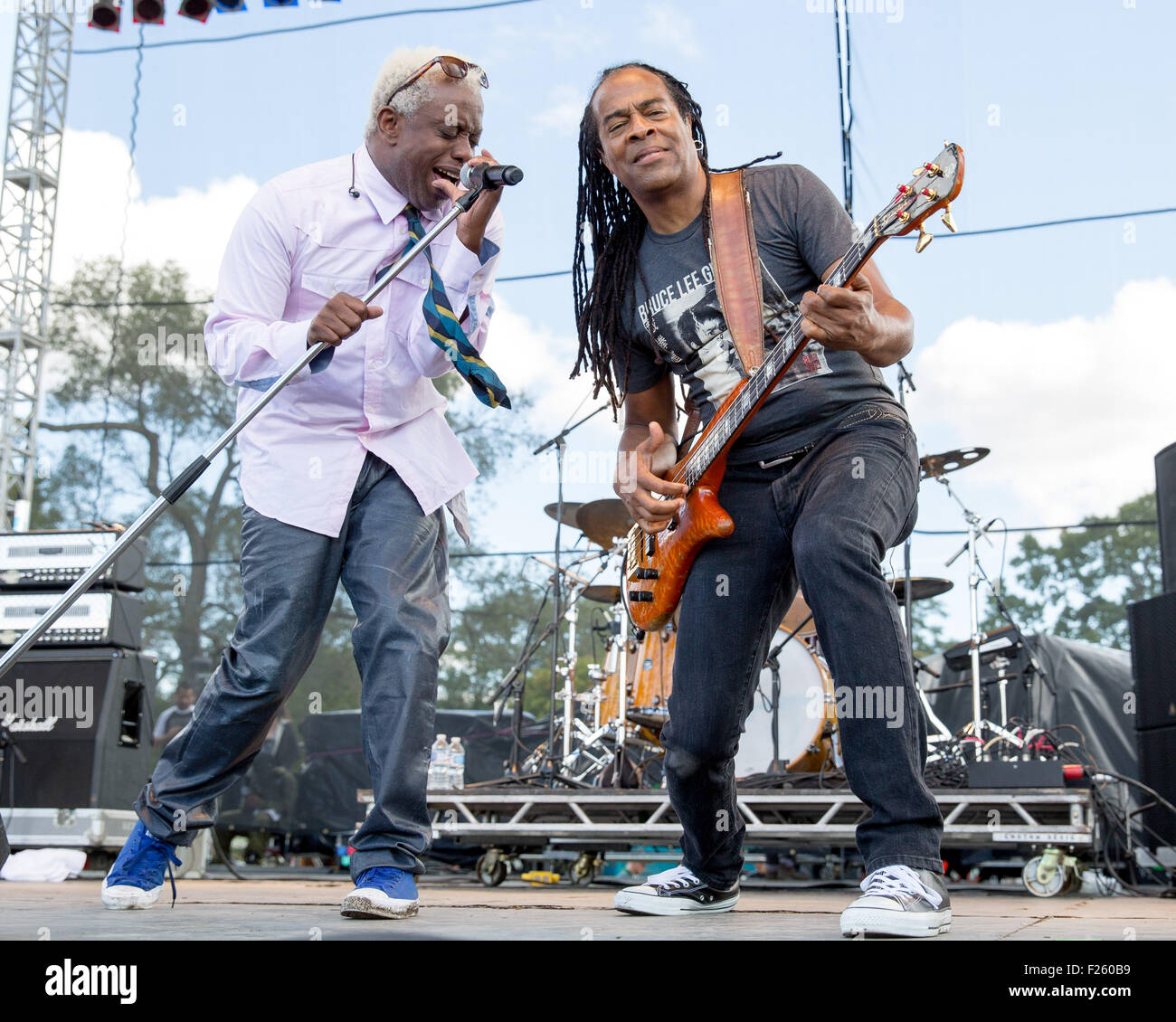 Chicago, Illinois, Stati Uniti d'America. Undicesimo Sep, 2015. COREY GLOVER (L) e Doug Wimbish del Living Colour eseguire live durante il Riot Fest a Douglas Park di Chicago, Illinois Credit: Daniel DeSlover/ZUMA filo/Alamy Live News Foto Stock