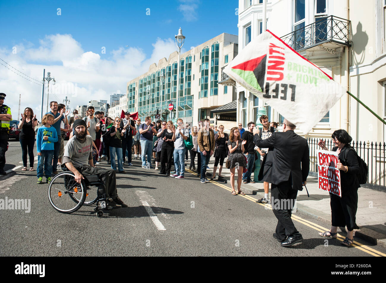 Brighton, East Sussex, Regno Unito, 12 settembre, 2015. I rifugiati benvenuto qui la dimostrazione marzo a Brighton & Hove è parte di una giornata nazionale di azione in risposta alla continua crisi di rifugiati. La giornata nazionale di azione è supportata da Stand fino al razzismo, BARAC, fermare la guerra di coalizione, i diritti dei migranti rete, War on Want, assemblea dei popoli contro l'austerità, movimento contro la xenofobia, amo la musica odio il razzismo e il black out di Londra. Foto Stock