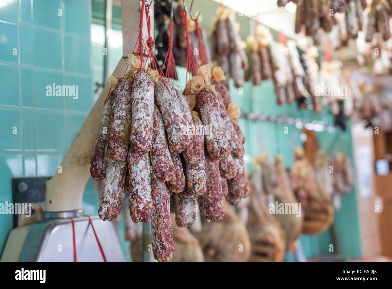 Molti francesi salsiccia appesa a un negozio di macellaio. Foto Stock