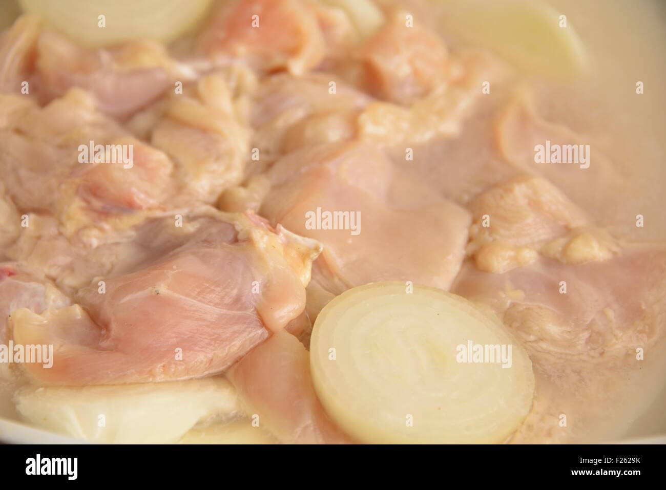 Preparazione di spiedini di carne con cipolle e marinata) Foto Stock