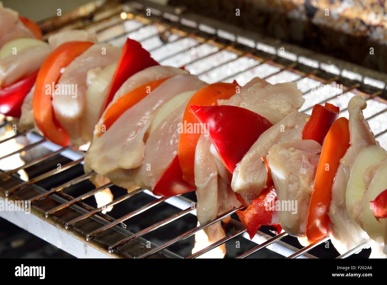 Il pollo crudo barbecue grigliate con peperoni, pomodori, onionswith peperoni, pomodori, cipolle Foto Stock