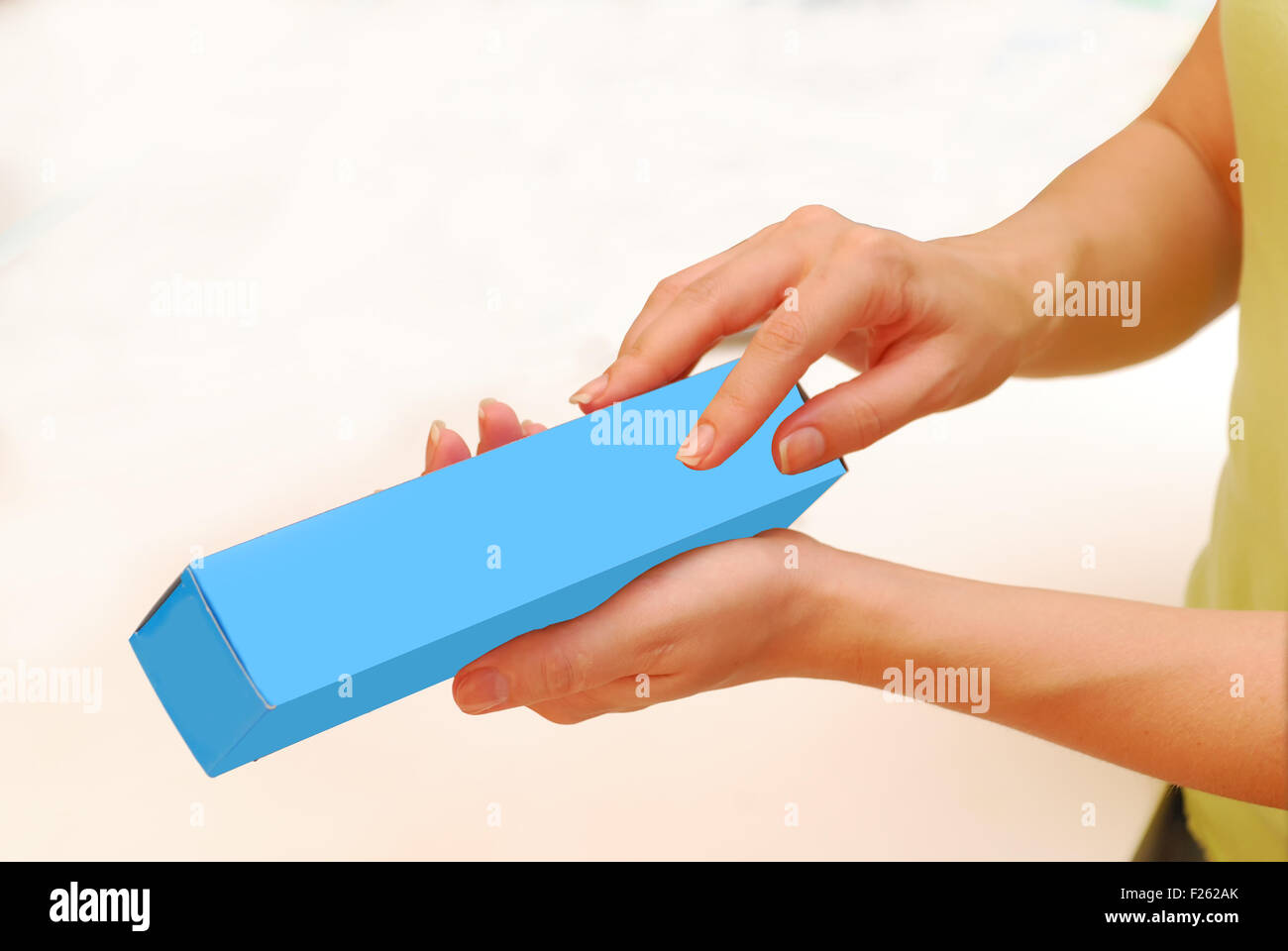 Mock-up mani tenendo una casella blu ( Presentazione del concetto di rifiuti di imballaggio di prodotti di uso domestico ) Foto Stock