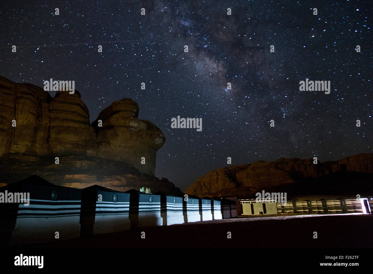 Cielo notturno con la Via Lattea e le stelle nel deserto Foto Stock