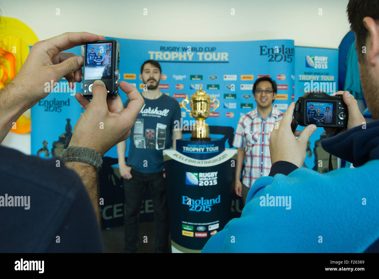 Londra, Regno Unito. 12 settembre 2015. I visitatori del centro ottiene fotografato con la Webb Ellis Cup sul display a Willesden Green Centro Culturale durante la fase di apertura della nuova biblioteca come parte della RWC Trophy Tour. Il trofeo nei giorni finali del tour prima del torneo prende il via il 18 settembre. Credito: Elsie Kibue / Alamy Live News Foto Stock