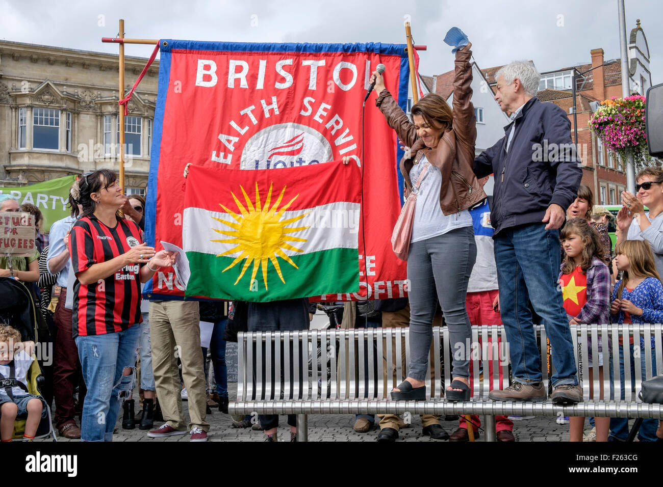 Bristol, Regno Unito, 12 settembre, 2015. Una donna dal Kurdistan riconosce le folle di appoggio dopo parlando del dramma dei profughi che fuggono dalle zone di conflitto in Medio oriente. La dimostrazione era parte di una giornata nazionale di azione che preveda per il governo del Regno Unito a fare di più per sostenere i rifugiati di lasciare zone di conflitto in Medio oriente. Credito: lynchpics/Alamy Live News Foto Stock