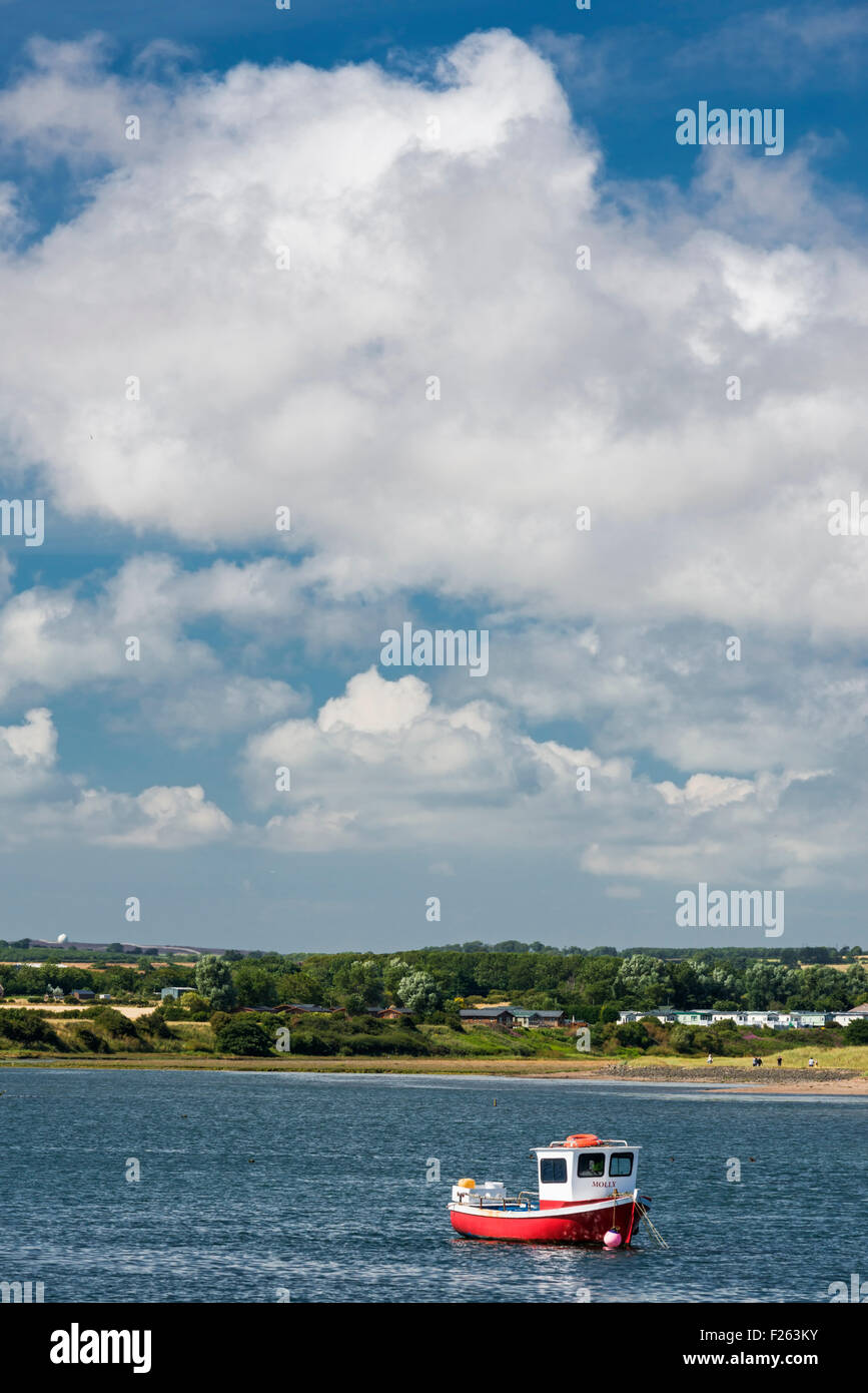 Barca ormeggiata nel porto di camminare e il fiume Coquet, Northumberland, Inghilterra Foto Stock