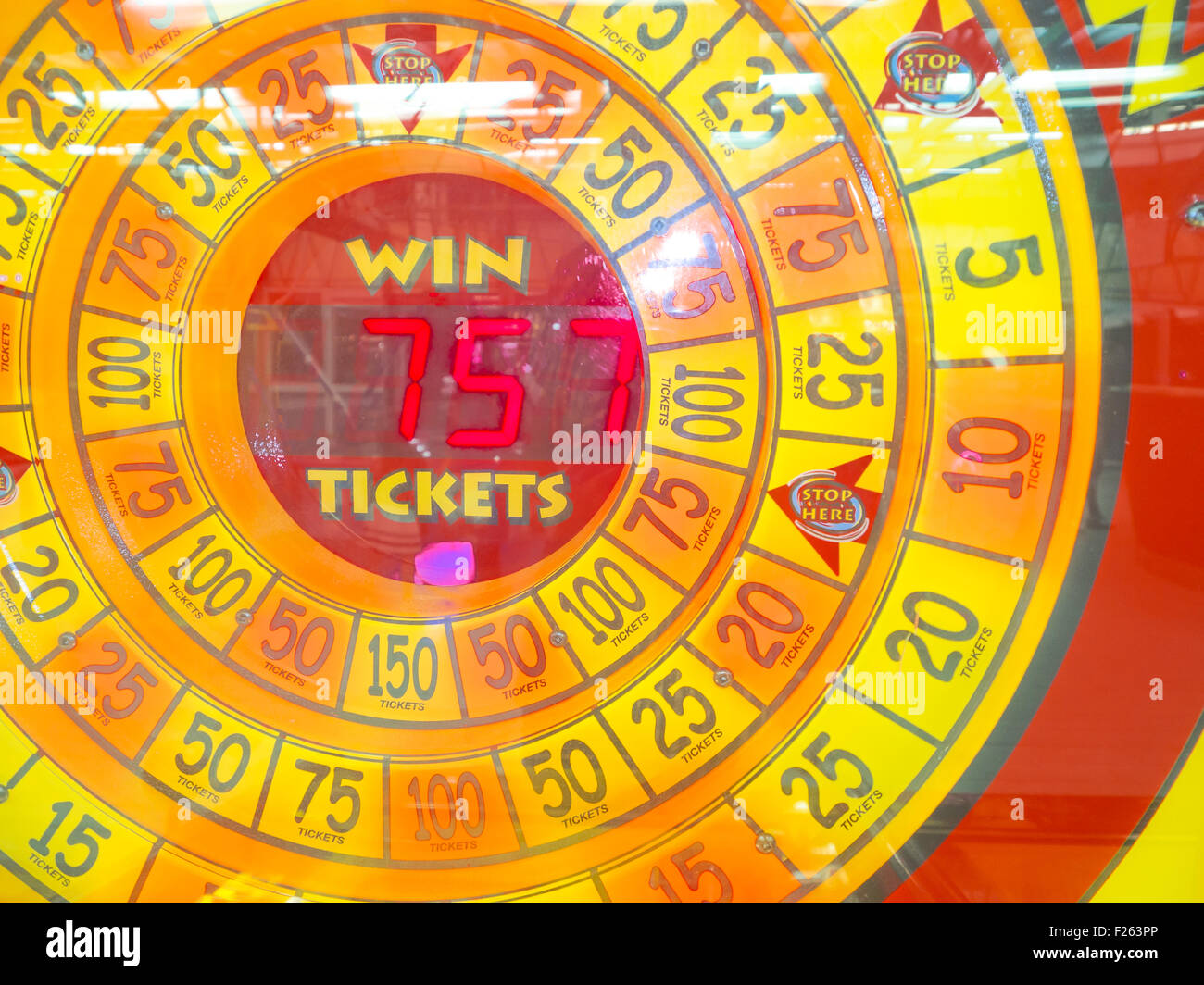 Gira la ruota dei colori in una sala giochi. Foto Stock