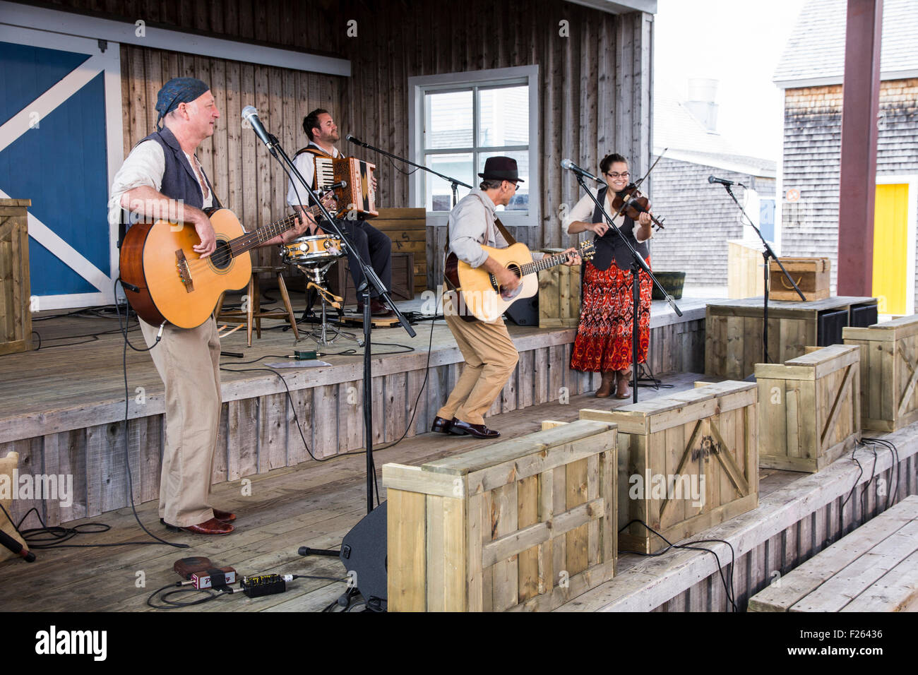 Un Acadian gruppo folk intrattiene i visitatori presso Le Pays de la Sagouine, Bouctouche, New Brunswick, Canada. Foto Stock