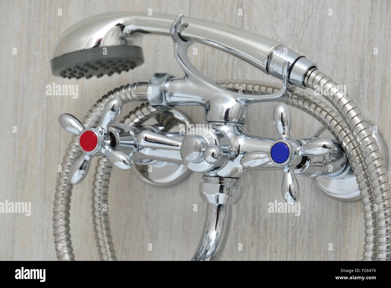 Chrome rubinetto in bagno con rubinetti separati e doccetta Foto Stock