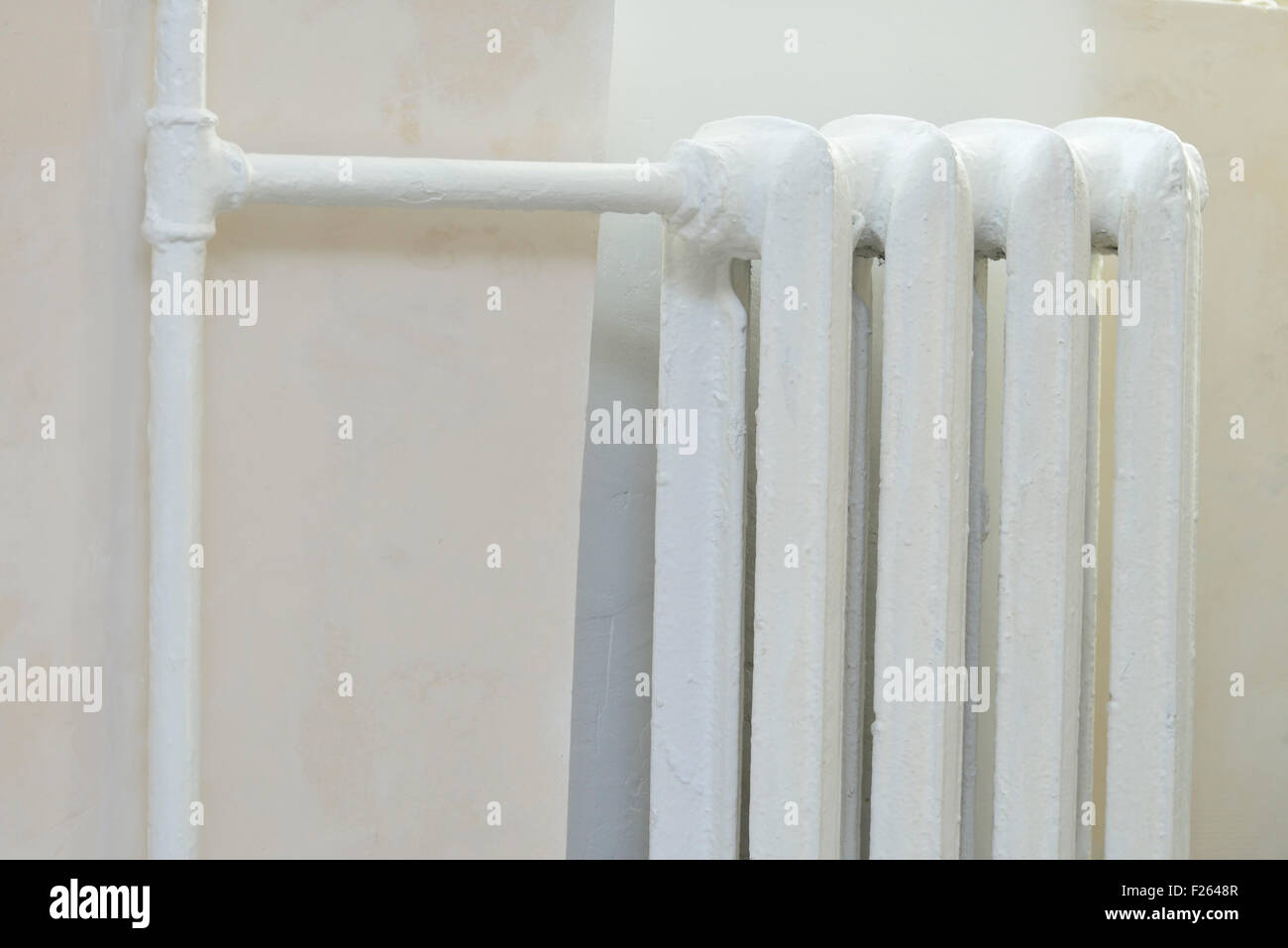 Ghisa bianca radiatore caldo riscalda la camera Foto Stock