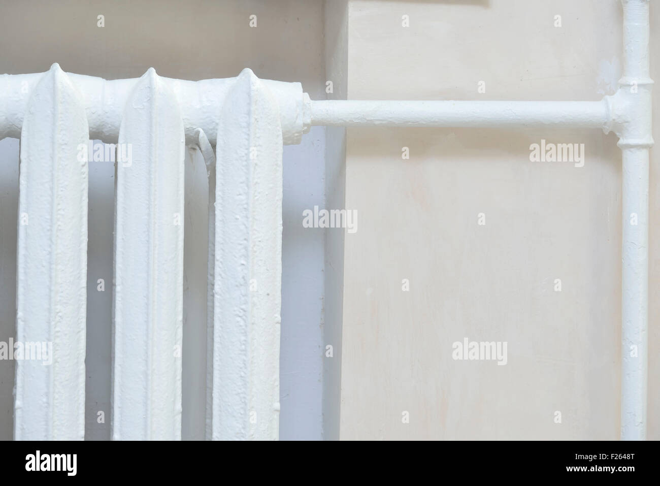 In inverno il riscaldamento in camera (bianco) del radiatore Foto Stock