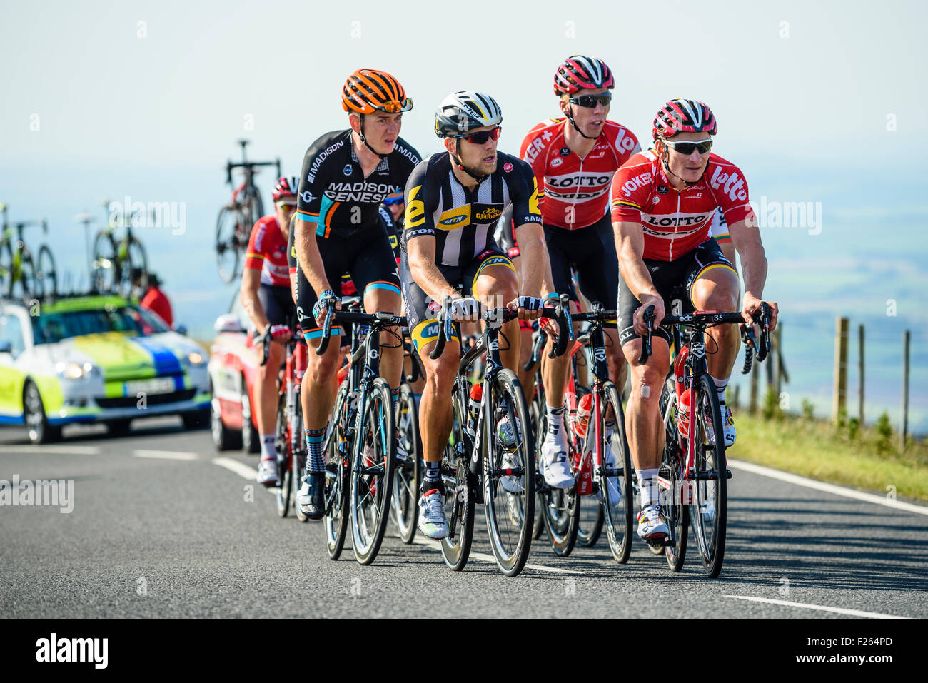 Gerald Ciolek MTN-Qhubeka e André Greipel Lotto-Soudal condurre un gruppo fino Hartside sulla fase 5 del 2015 Tour della Gran Bretagna Foto Stock
