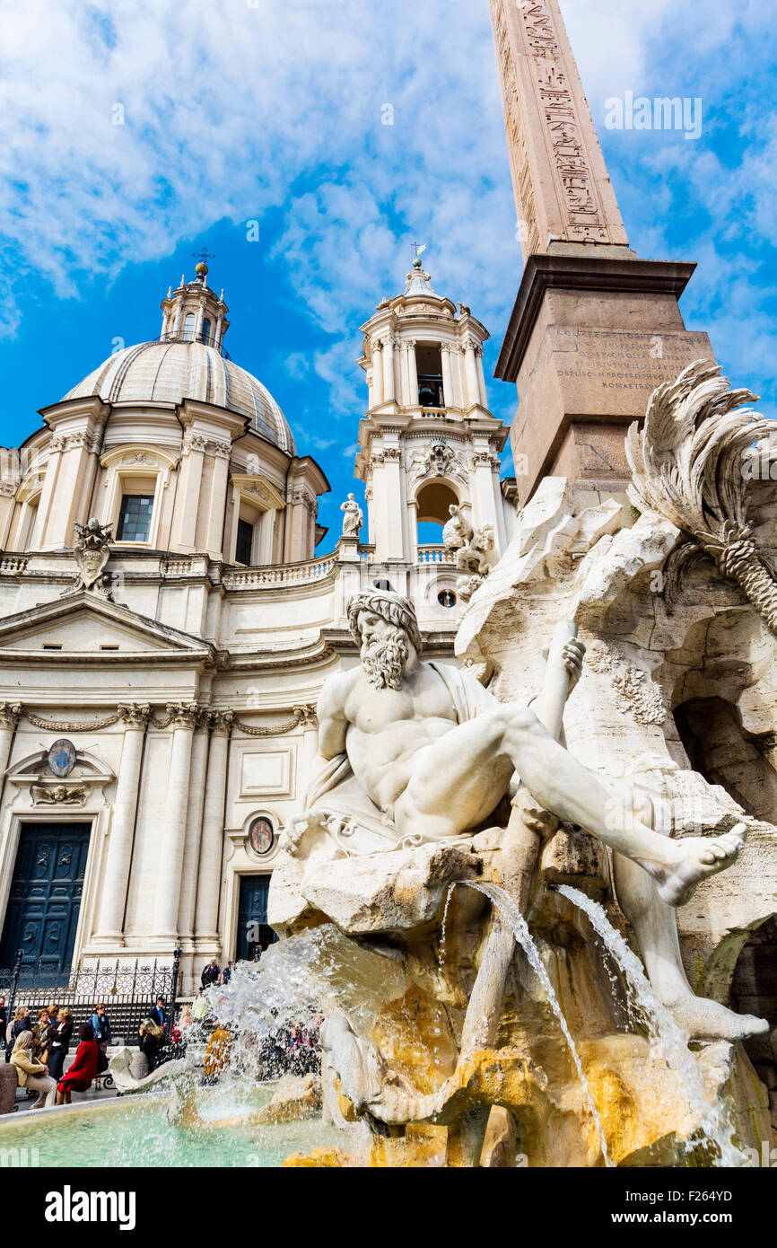 Roma, Italia. Piazza Navona. Fontana dei Quattro Fiumi, o la Fontana dei Quattro Fiumi, creato da Gian Lorenzo Bernini. Chiesa di Sant Agnese in Agone dietro. Foto Stock