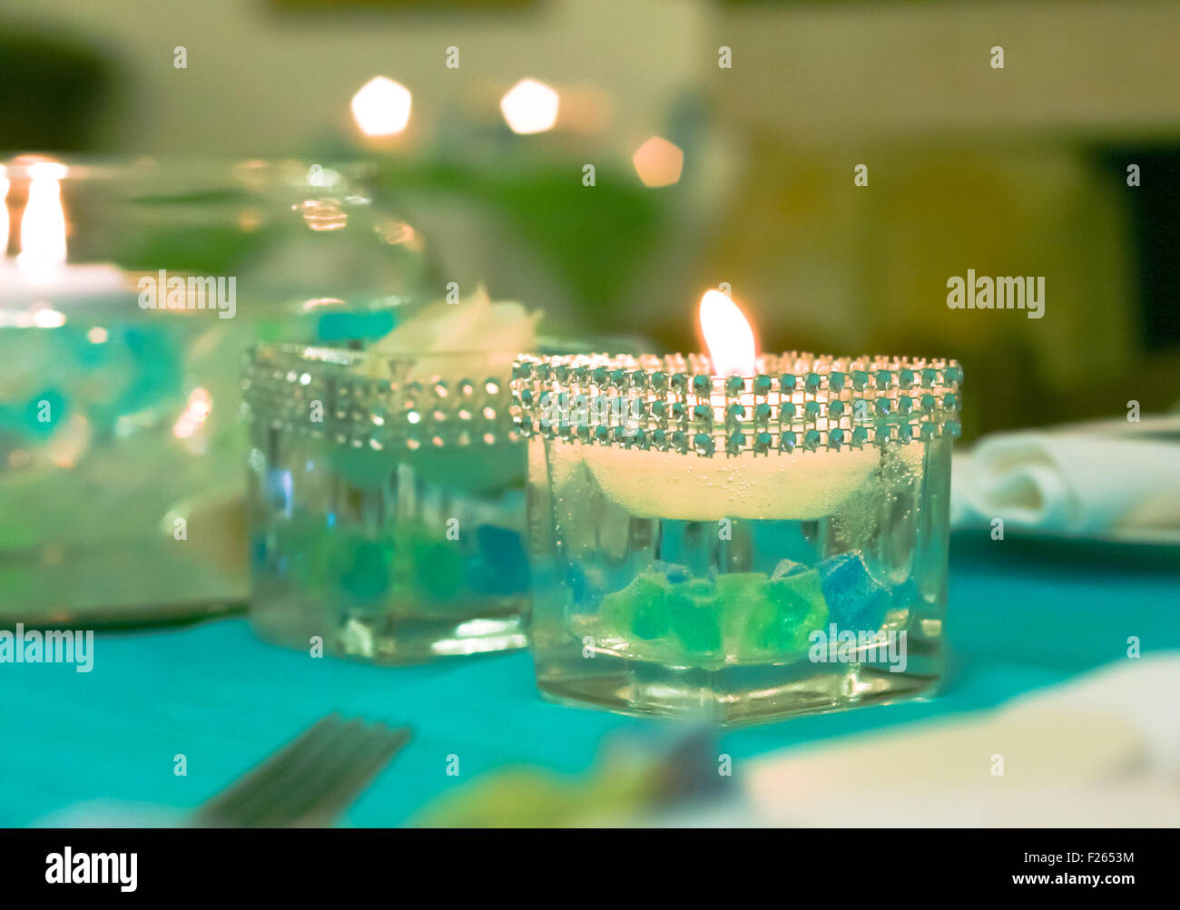 La luce di una candela diner. Tabella per la cena Foto Stock