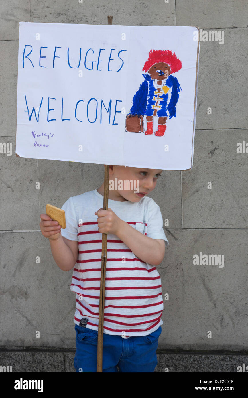 Londra, Regno Unito. 12 Settembre, 2015. Finlay, quasi 4, con un rifugiati poster di benvenuto con Paddington Bear. Decine di migliaia di persone partecipano alla solidarietà con i rifugiati di dimostrazione nel Central London calling su David Cameron ad adottare misure efficaci per trasformare la crisi di rifugiati intorno e accettare il Regno Unito la giusta quota di profughi già in Europa. Immagini vibranti/Alamy Live News Foto Stock