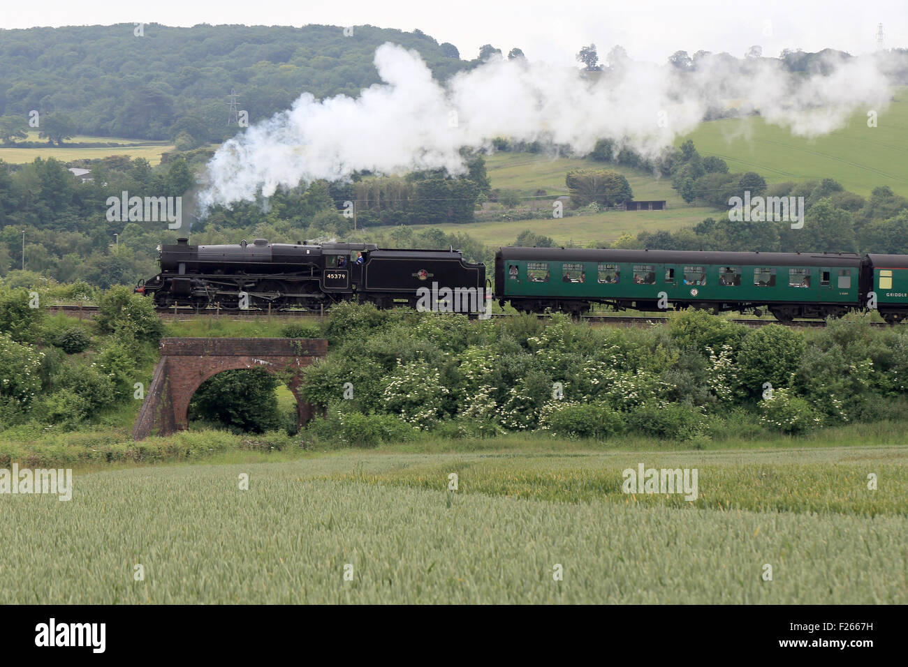 Il conservato LMS 'Black 5' locomotiva a vapore, 45379, tirando carrozze passeggeri sulla "linea di crescione' Hampshire, Inghilterra, Regno Unito Foto Stock