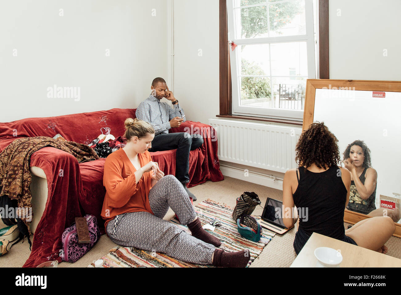 Studenti in preparazione per una notte fuori Foto Stock