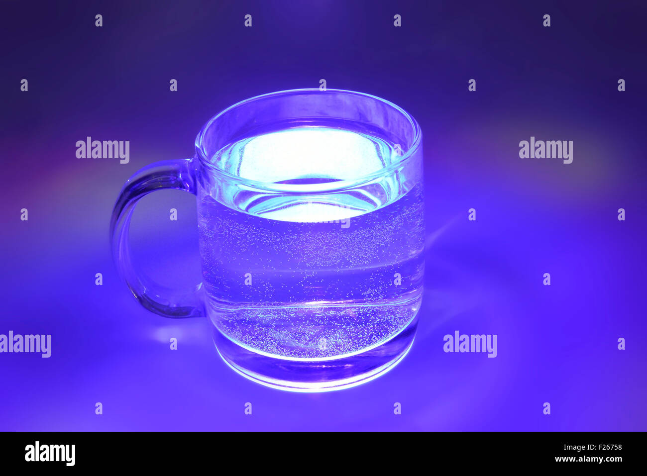 Magico blu coppa trasparente con acqua Foto Stock