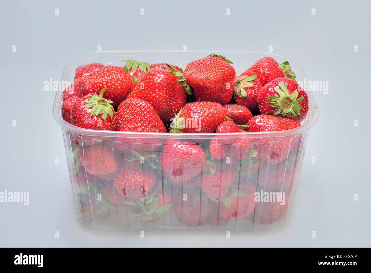 Fragole rosso in scatola trasparente al supermercato Foto Stock