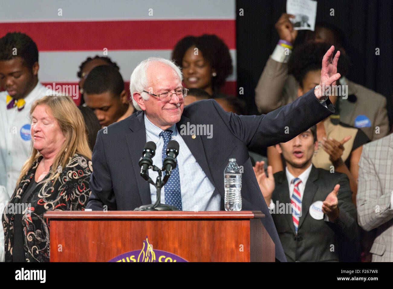 Columbia nella Carolina del Sud, Stati Uniti d'America, 12 settembre, 2015. Stati Uniti Il senatore e candidato presidenziale democratico Bernie Sanders onde ai sostenitori presso la storica black Benedetto College, 12 settembre 2015 in Columbia, SC. Sanders era il secondo viaggio come un candidato presidenziale di Carolina del Sud sperando di allargare il suo appello con African elettori americani nel primo meridionale stato primario. Foto Stock