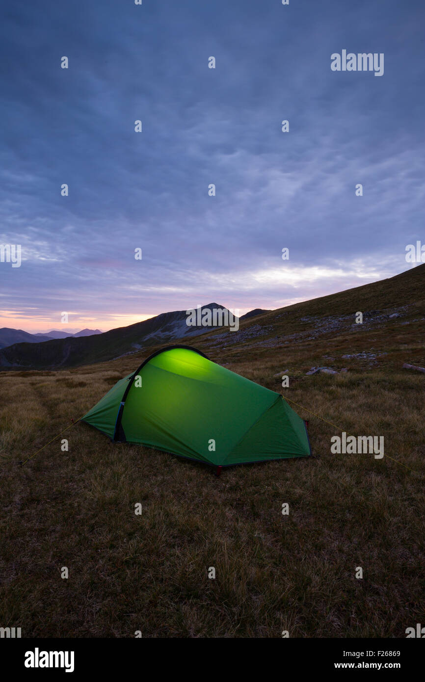 Fiaccola accesa tenda nell'alto Mamores mentre il campeggio selvaggio in Scozia Foto Stock