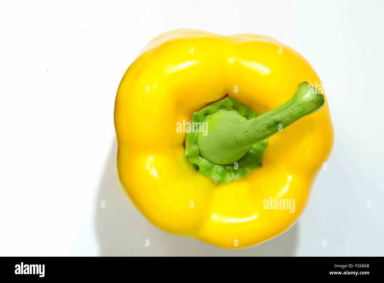 Vista superiore del peperone giallo su bianco Foto Stock
