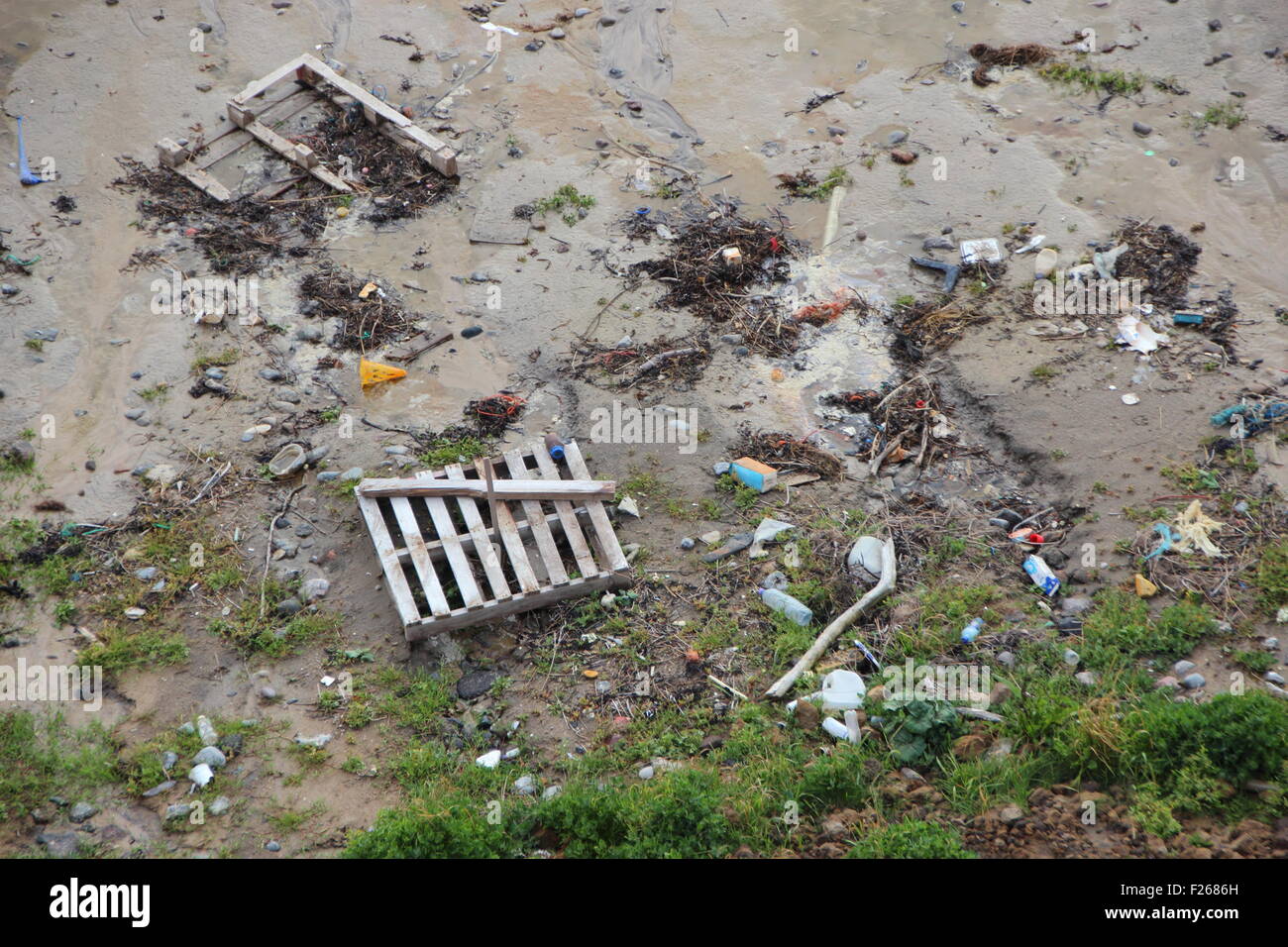 Cordato immondizia sulla spiaggia dopo la tempesta prospettiva Birdseye Foto Stock