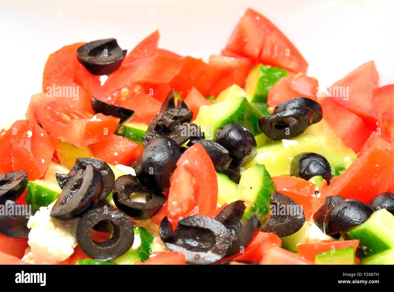 Insalata con olive nere, rosso pomodoro e cetriolo verde Foto Stock