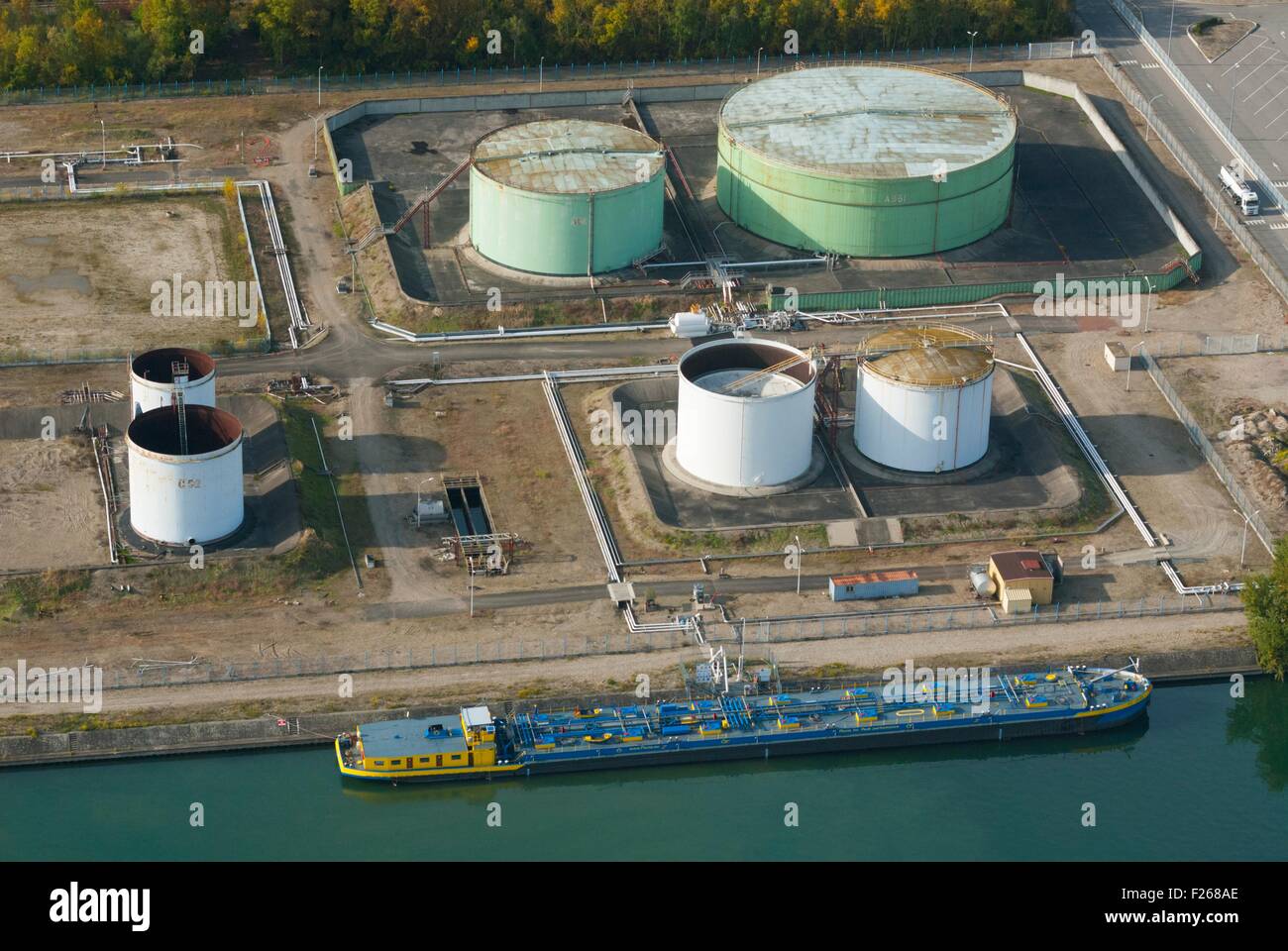 Francia, Bas Rhin (67), Strasburgo, porto fluviale, terminal petrolifero di Wagram (Rubis) e chiatte cisterna (vista aerea) Foto Stock