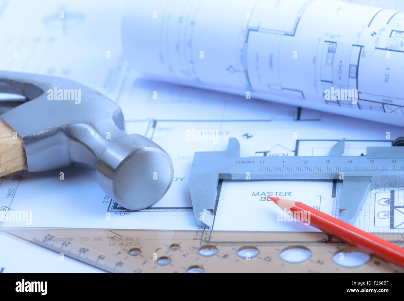 Gli schemi architetturali rotoli ed elementi di ingegneria. Tonica in blu. Luce soft Foto Stock